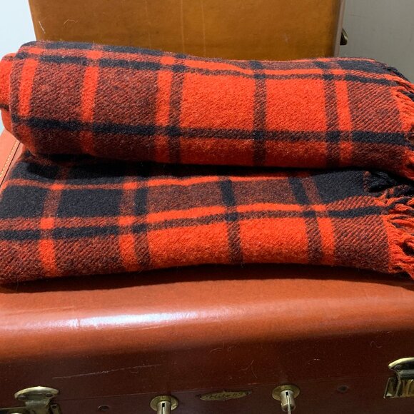 VINTAGE SOFT WOOL RED & BLACK PLAID FRINGE BLANKET THROWS - Picture 5 of 9
